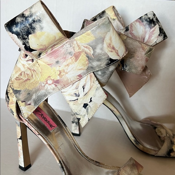 Betsey Johnson Malissa d'Orsay Pump in Multi-color Floral Pattern Oversized Bow - Picture 2 of 12